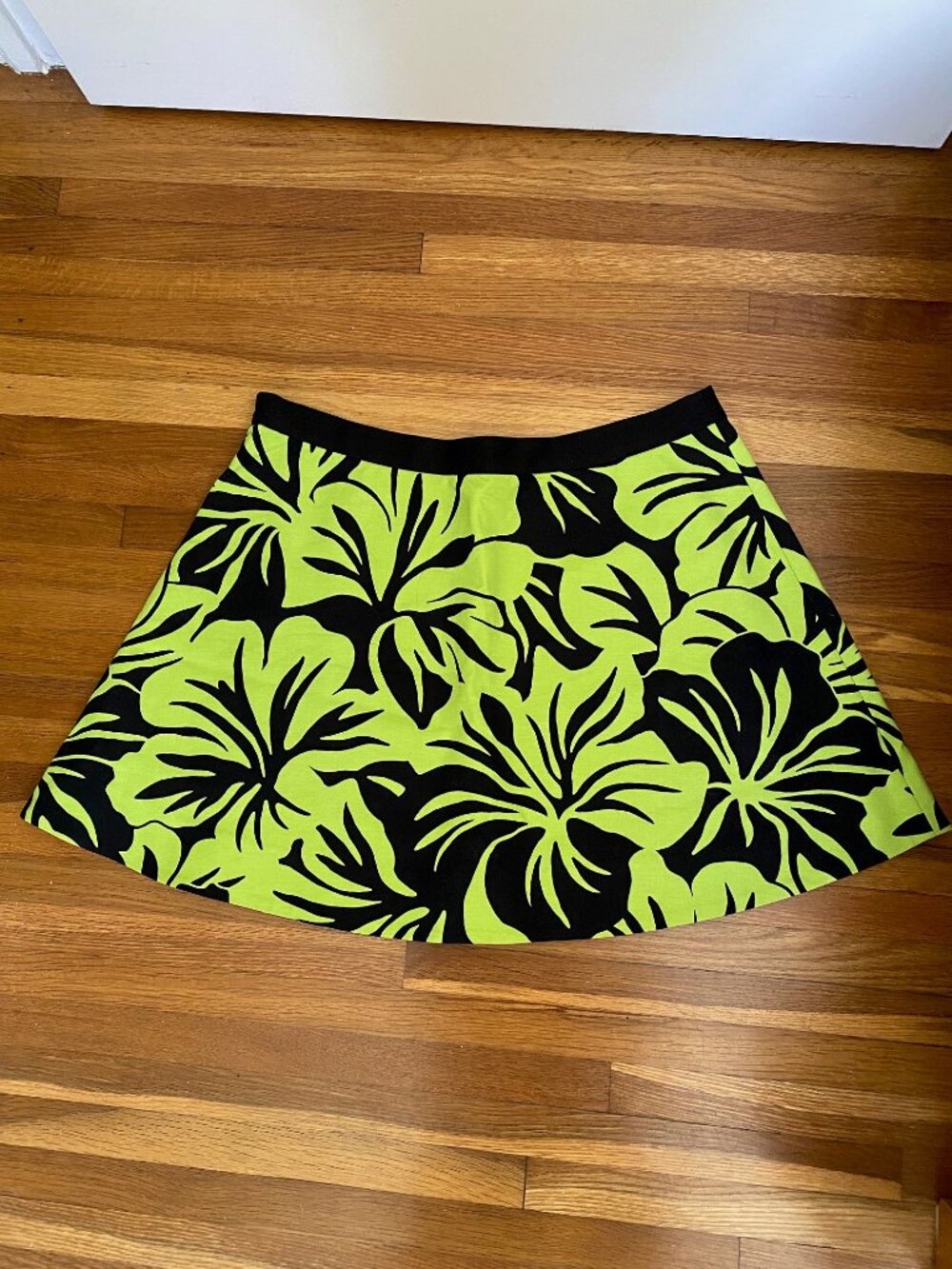 Michael Kors – Tropical Pear Green/Black Skirt – Size 12